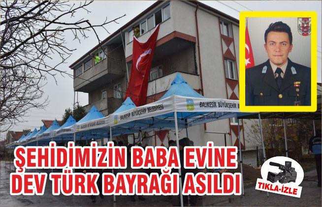 Şehidin Babaevine Türk Bayrağı Asıldı