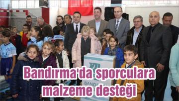 Bandırma’da sporculara malzeme desteği