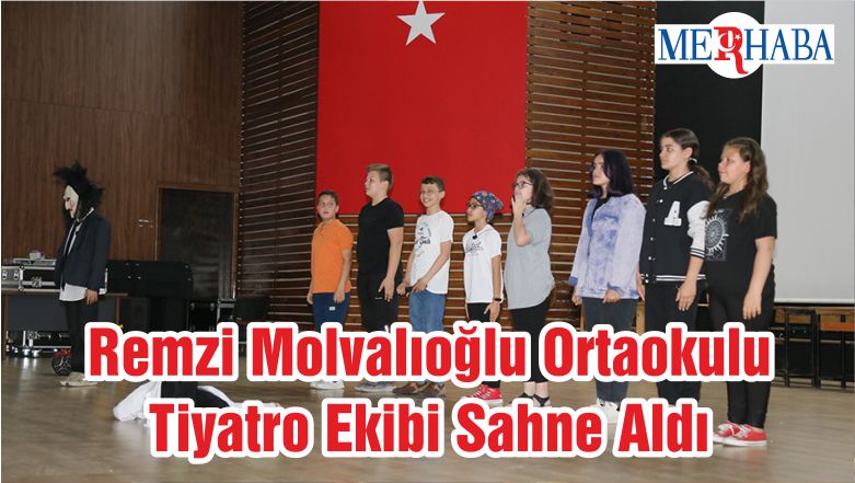 Remzi Molvalıoğlu Ortaokulu Tiyatro Ekibi Sahne Aldı