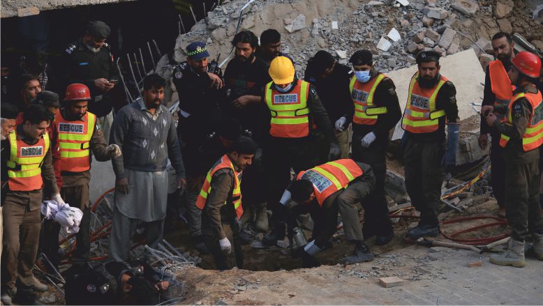 Pakistan’da camiye saldırı: 32 ölü, 150 yaralı