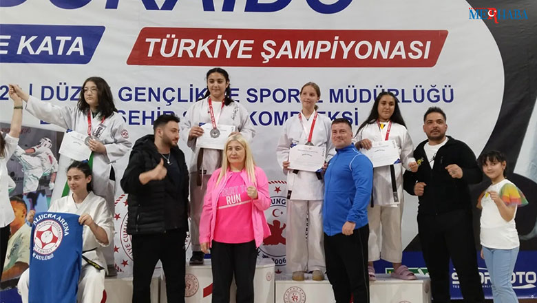 Balıkesir’in Gururları Türkiye Tek Yürek Kumite ve Kata Türkiye Şampiyonası sona erdi.  Ayrıca Balıkesir’den iki sporcu  şampiyonada derece elde etti. Balıkesirli sporcu Ecrin Dinçer + 50 Yıldız kadınlar dalında Türkiye 3’üncüsü oldu. Bununla beraber 70kg Genç Erkekler kategorisinde, Saffet Güren’de Türkiye 3’üncülüğü kazandı.