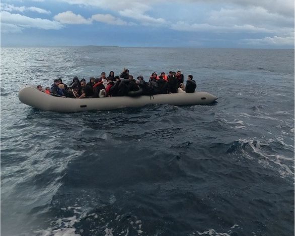Ayvalık Açıklarında 25 Çocuklu 56 Düzensiz Göçmen Yakalandı
